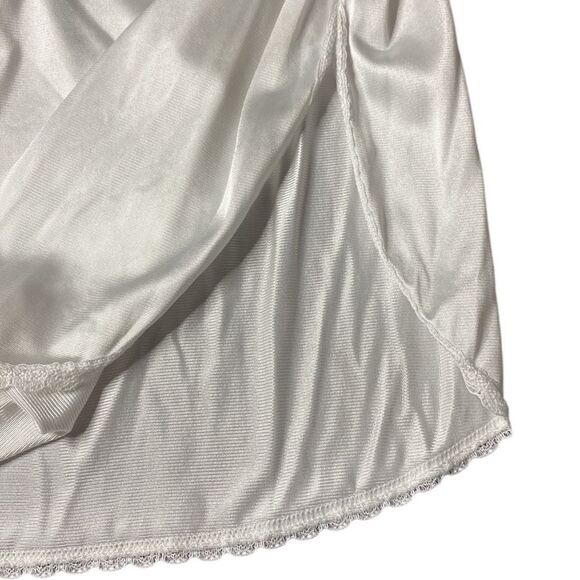 VASSARETTE Satin Short Slip - Picture 2 of 6